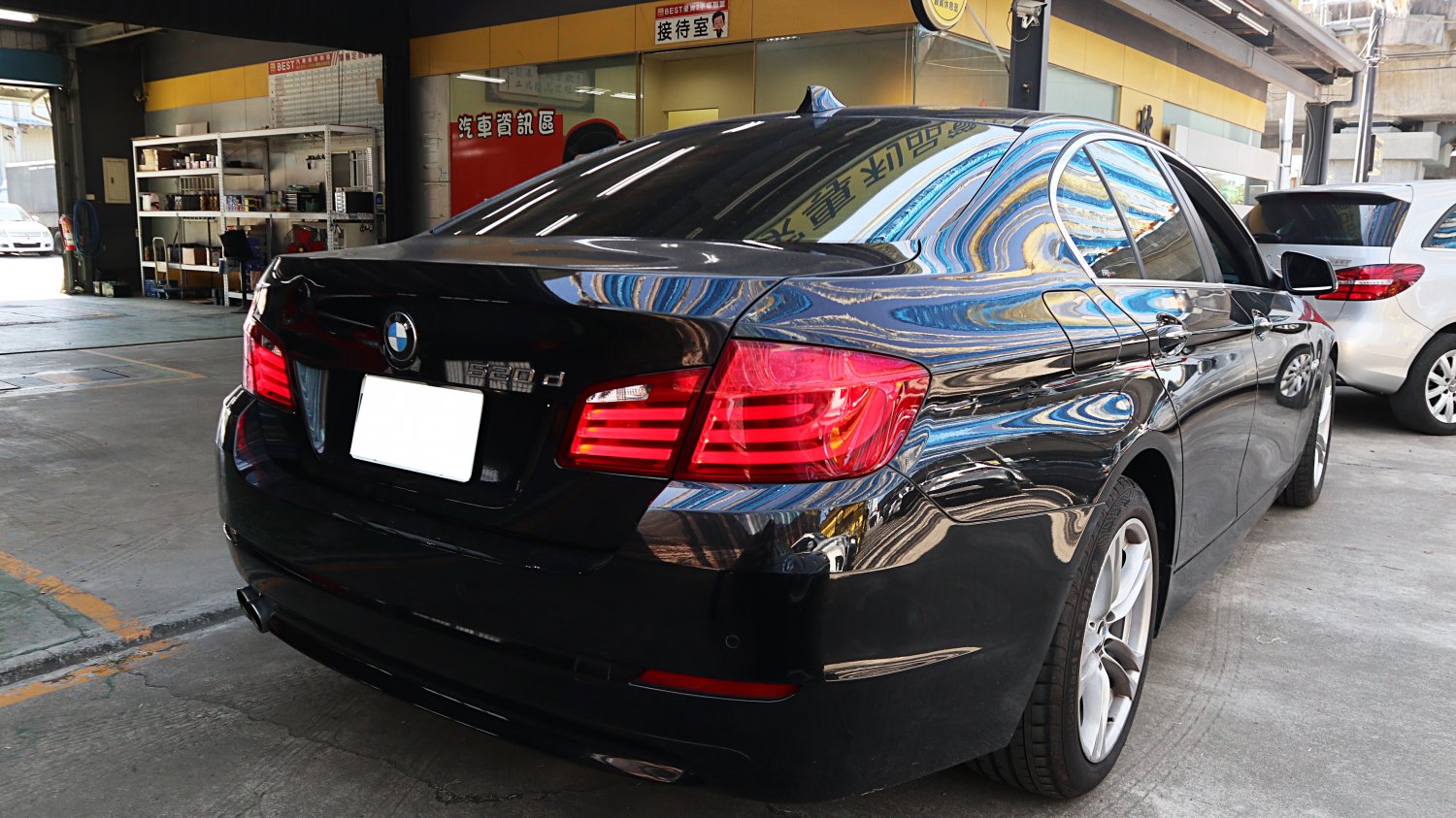 Bmw 寶馬 ／ 5-Series ／ 2012年 ／ 2012年BMW 520D 黑色 寶馬中古車 ／ 九州欣旺汽車 (台南)
