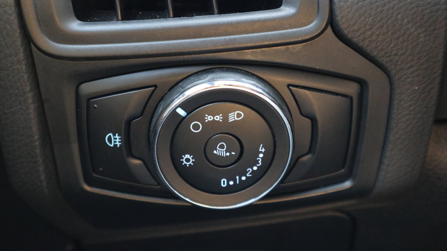 Ford 福特 ／ Focus ／ 2013年 ／ 2013年 Ford Focus 銀色 福特中古車 ／ MG車庫(台南)