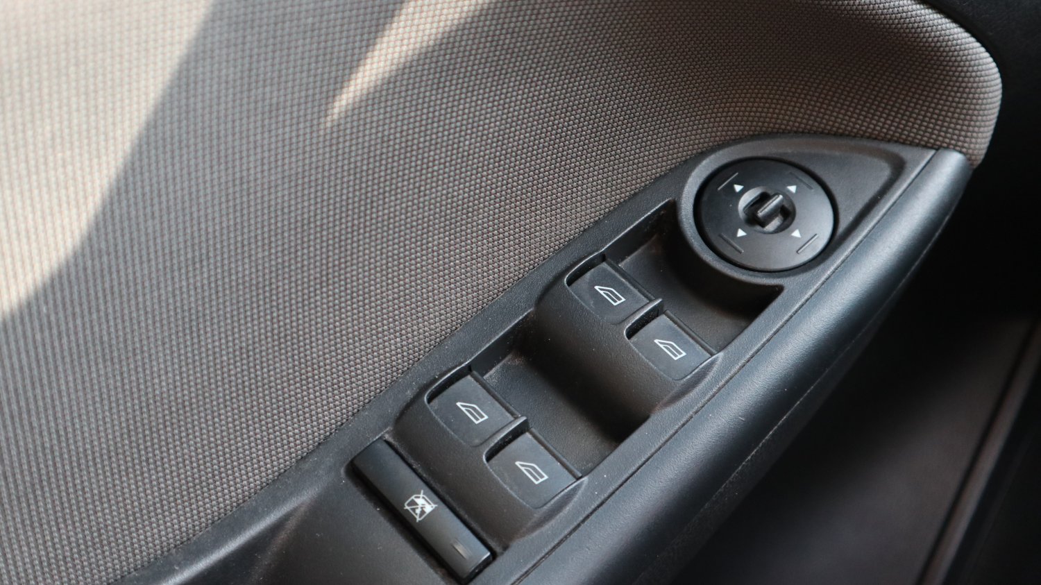 Ford 福特 ／ Focus ／ 2013年 ／ 2013年 Ford Focus 銀色 福特中古車 ／ MG車庫(台南)