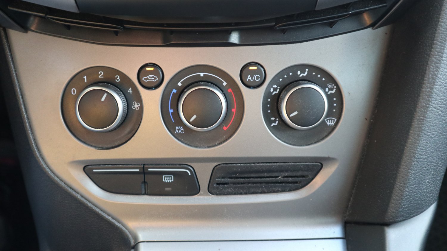 Ford 福特 ／ Focus ／ 2013年 ／ 2013年 Ford Focus 銀色 福特中古車 ／ MG車庫(台南)