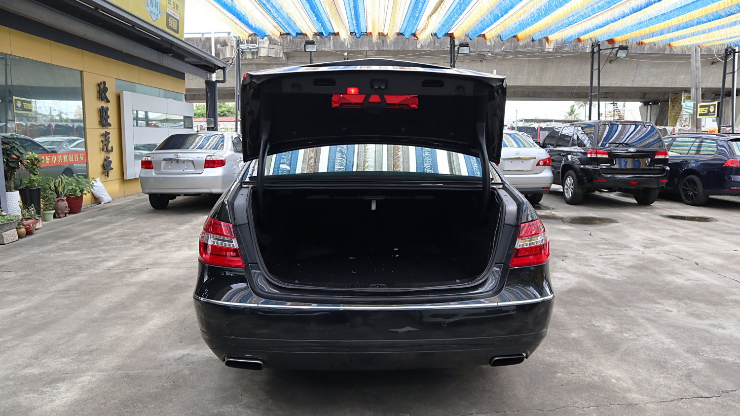 Benz 賓士 ／ E-Class ／ 2012年 ／ 2012年 Benz E200 黑色 賓士中古車 ／ 九州欣旺汽車 (台南)