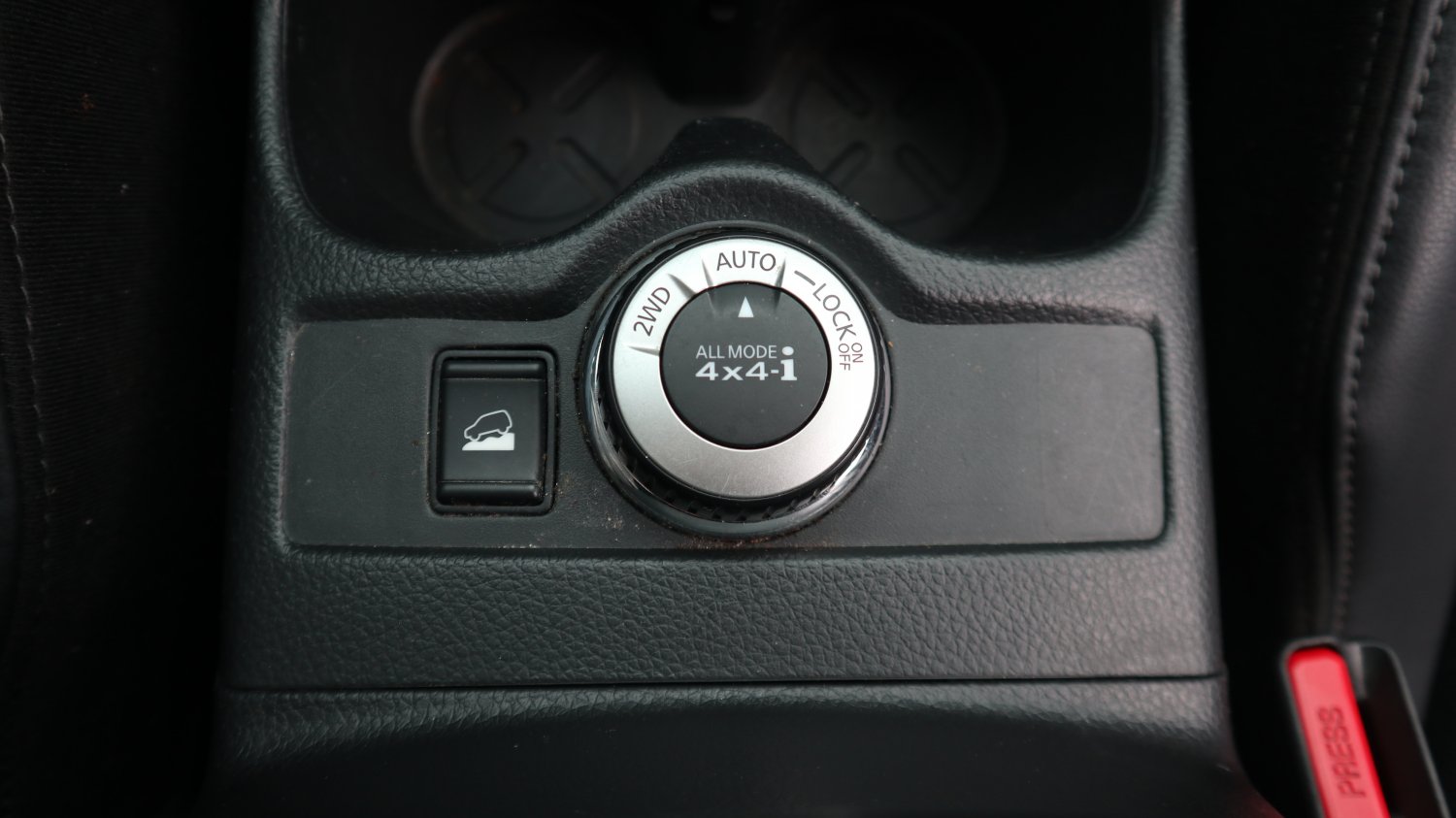 Nissan 日產 ／ X-Trail ／ 2015年 ／ 2015年Nissan X-Trail 白色 日產中古車 ／ 九州欣旺汽車 (台南)