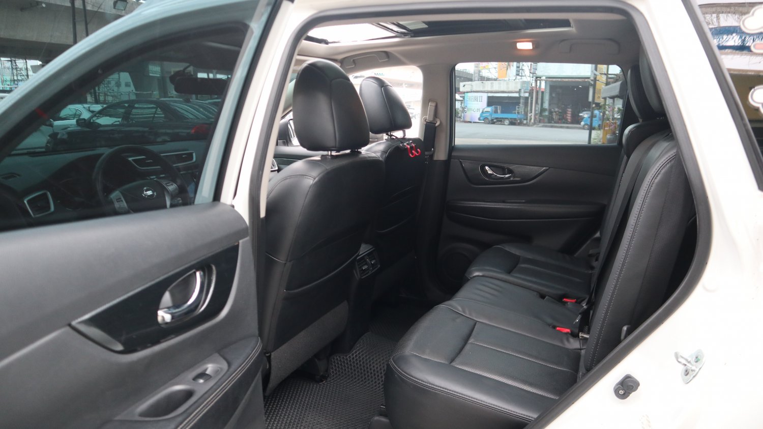 Nissan 日產 ／ X-Trail ／ 2015年 ／ 2015年Nissan X-Trail 白色 日產中古車 ／ 九州欣旺汽車 (台南)