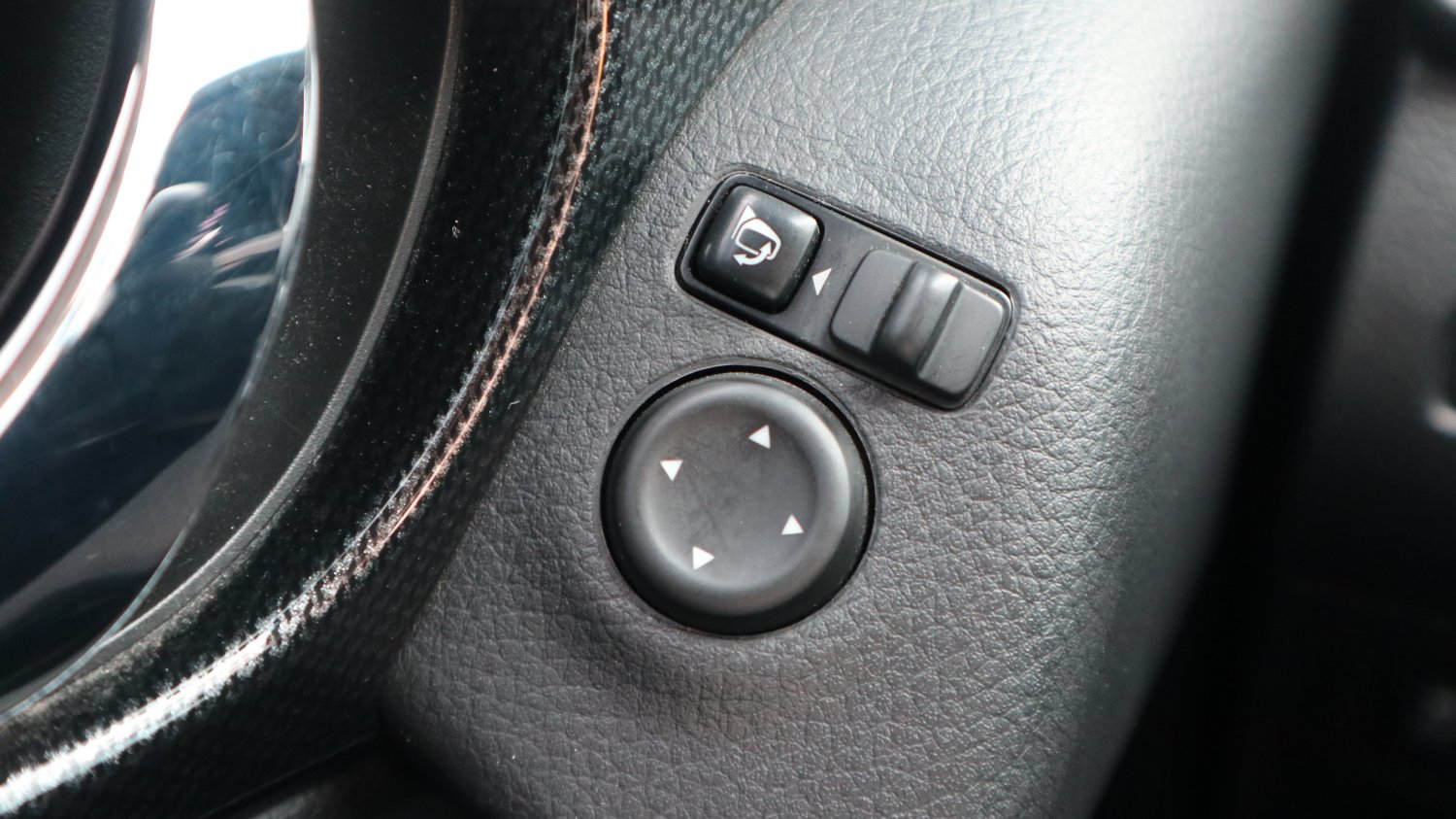 Nissan 日產 ／ X-Trail ／ 2015年 ／ 2015年Nissan X-Trail 白色 日產中古車 ／ 九州欣旺汽車 (台南)