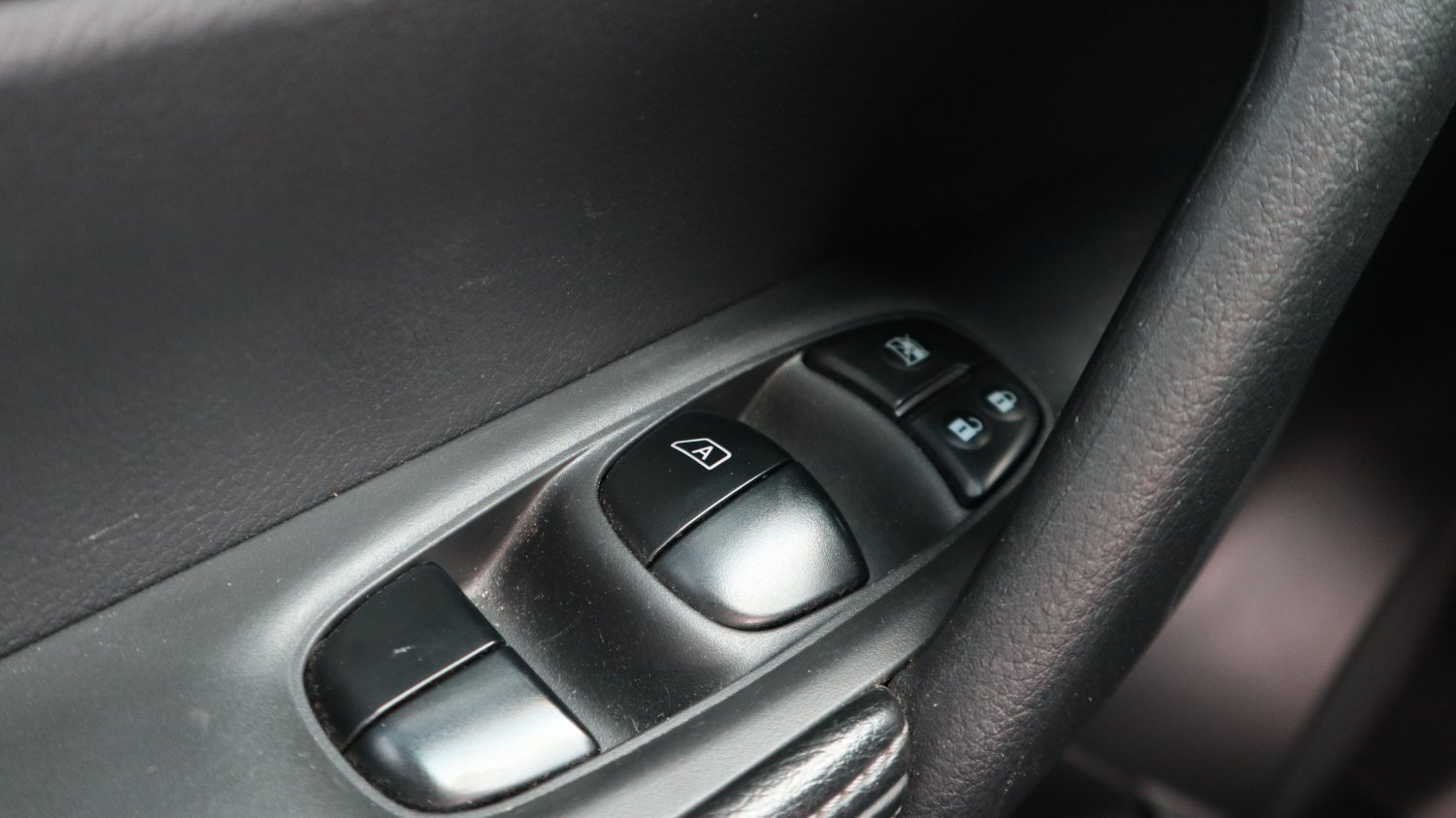 Nissan 日產 ／ X-Trail ／ 2015年 ／ 2015年Nissan X-Trail 白色 日產中古車 ／ 九州欣旺汽車 (台南)