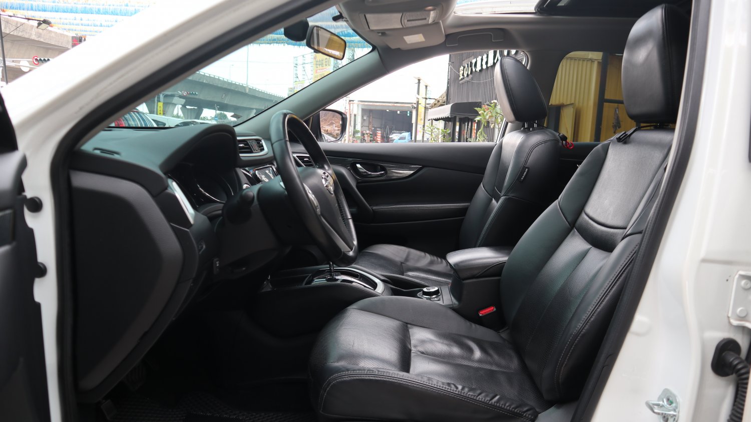 Nissan 日產 ／ X-Trail ／ 2015年 ／ 2015年Nissan X-Trail 白色 日產中古車 ／ 九州欣旺汽車 (台南)