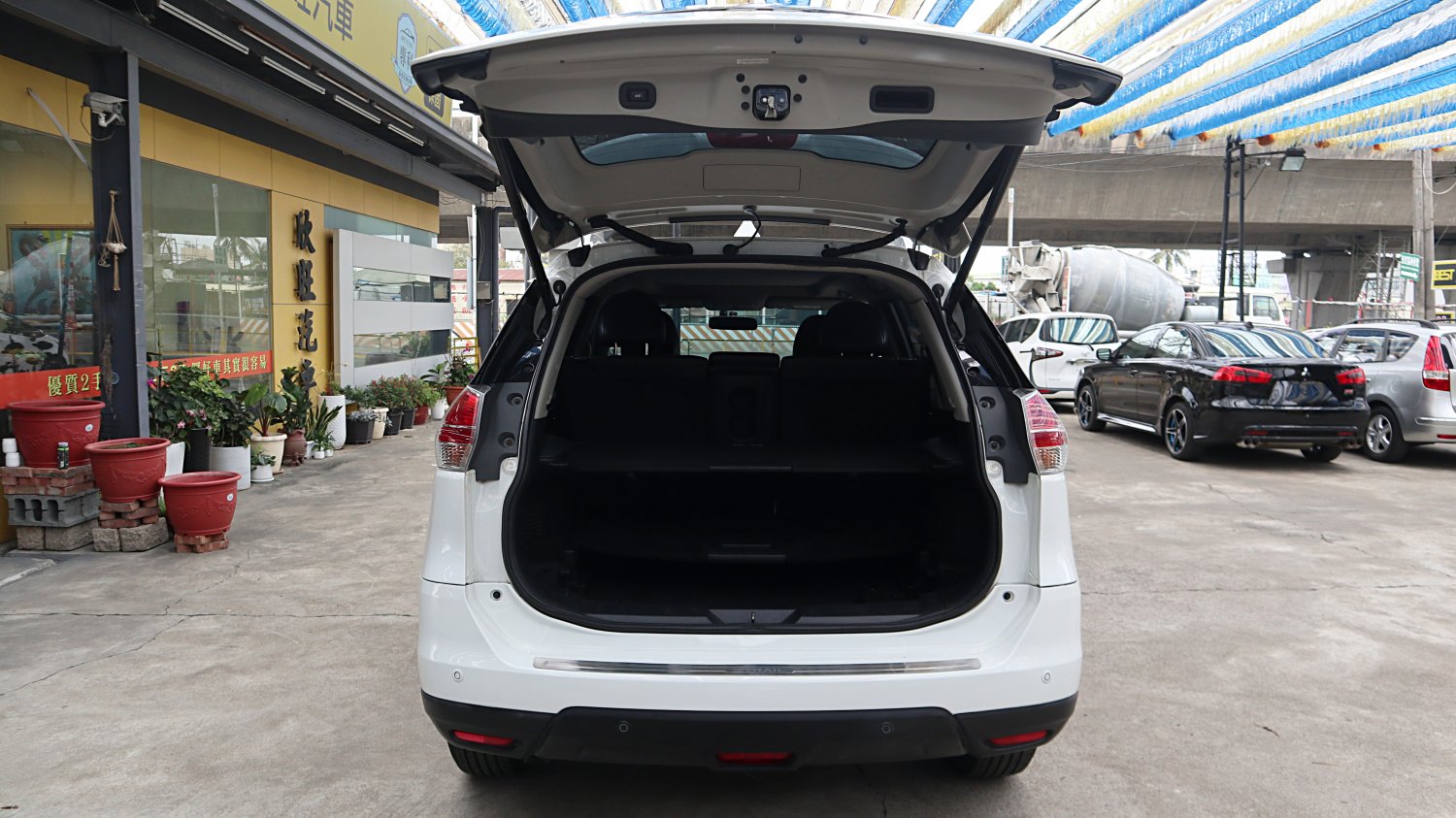 Nissan 日產 ／ X-Trail ／ 2015年 ／ 2015年Nissan X-Trail 白色 日產中古車 ／ 九州欣旺汽車 (台南)