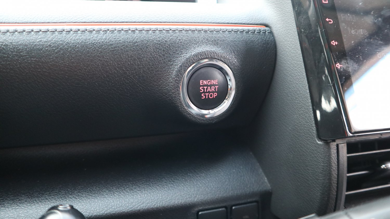 Toyota 豐田 ／ Sienta ／ 2016年 ／ 2016年Toyota Sienta 白色 豐田中古車 ／ 佳里興店(台南)