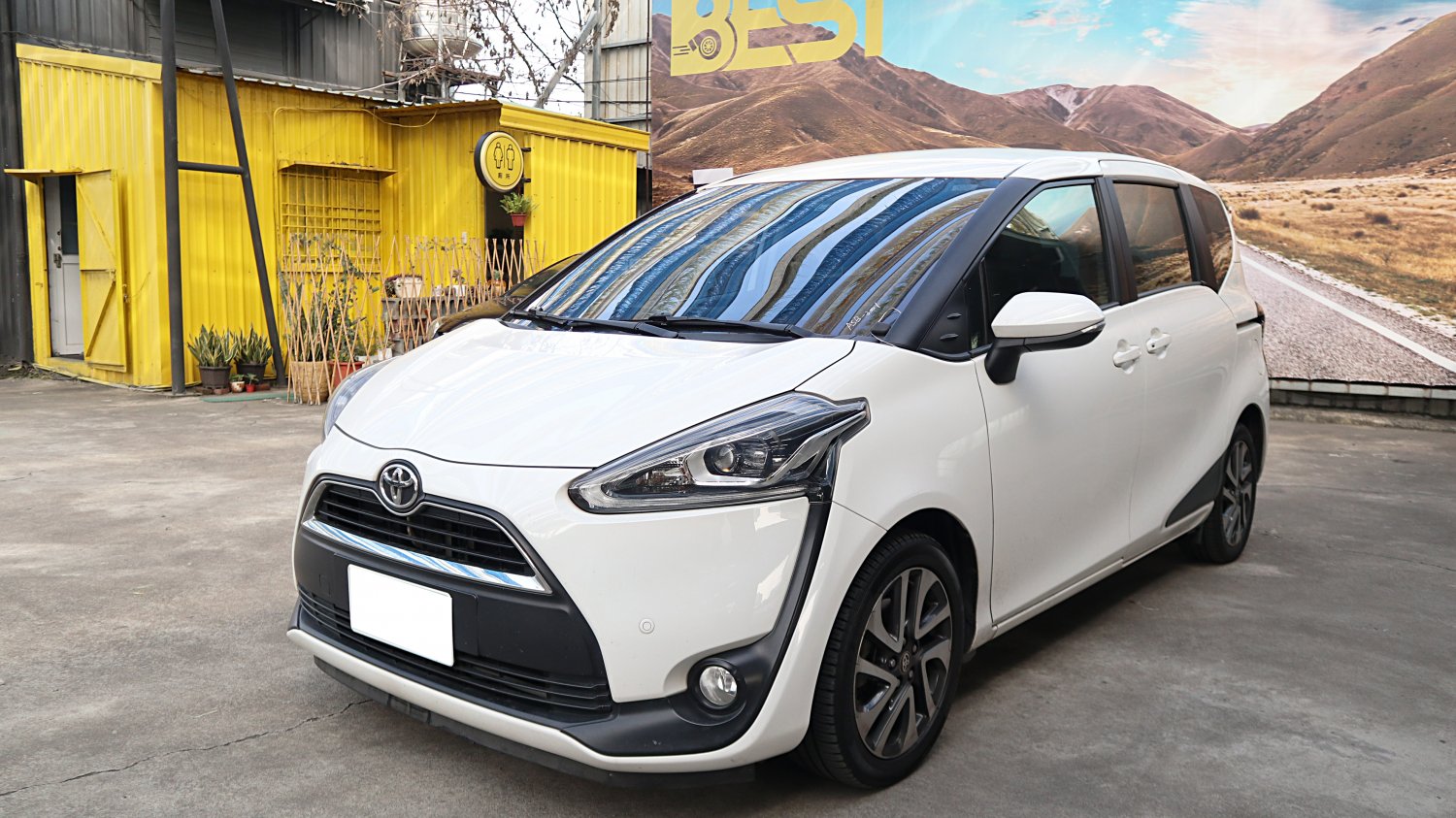 Toyota 豐田 ／ Sienta ／ 2016年 ／ 2016年Toyota Sienta 白色 豐田中古車 ／ MG車庫(台南)