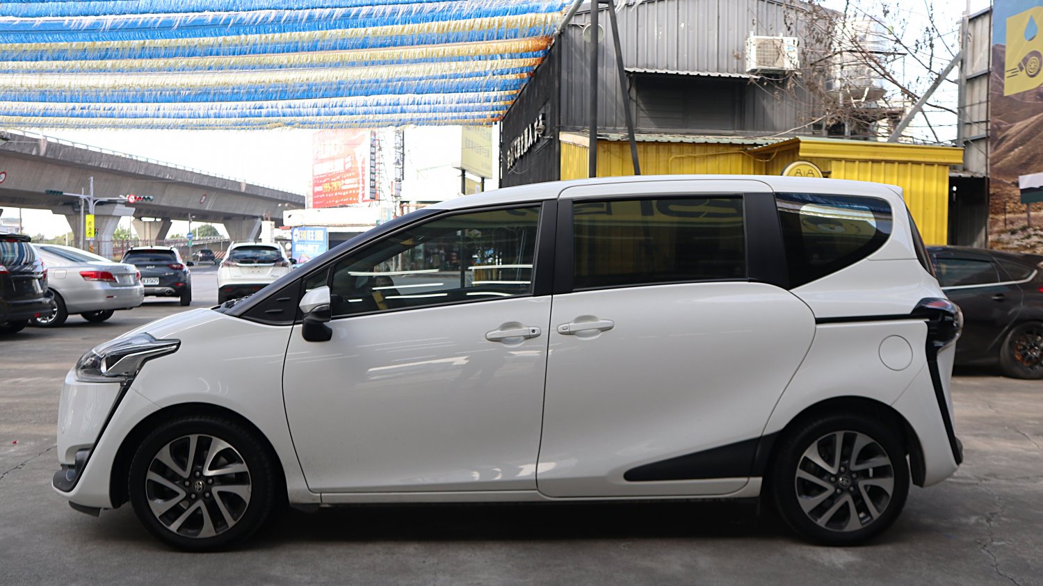 Toyota 豐田 ／ Sienta ／ 2016年 ／ 2016年Toyota Sienta 白色 豐田中古車 ／ 佳里興店(台南)