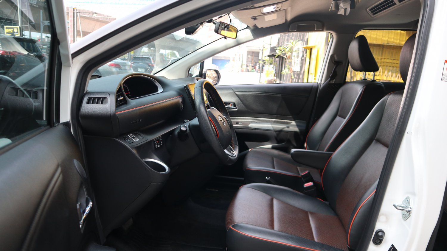 Toyota 豐田 ／ Sienta ／ 2016年 ／ 2016年Toyota Sienta 白色 豐田中古車 ／ 佳里興店(台南)
