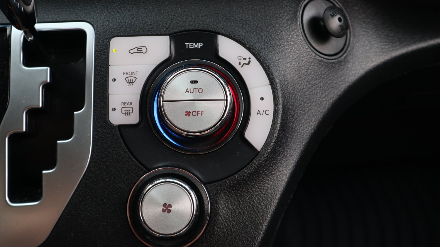 Toyota 豐田 ／ Sienta ／ 2016年 ／ 2016年Toyota Sienta 白色 豐田中古車 ／ 佳里興店(台南)