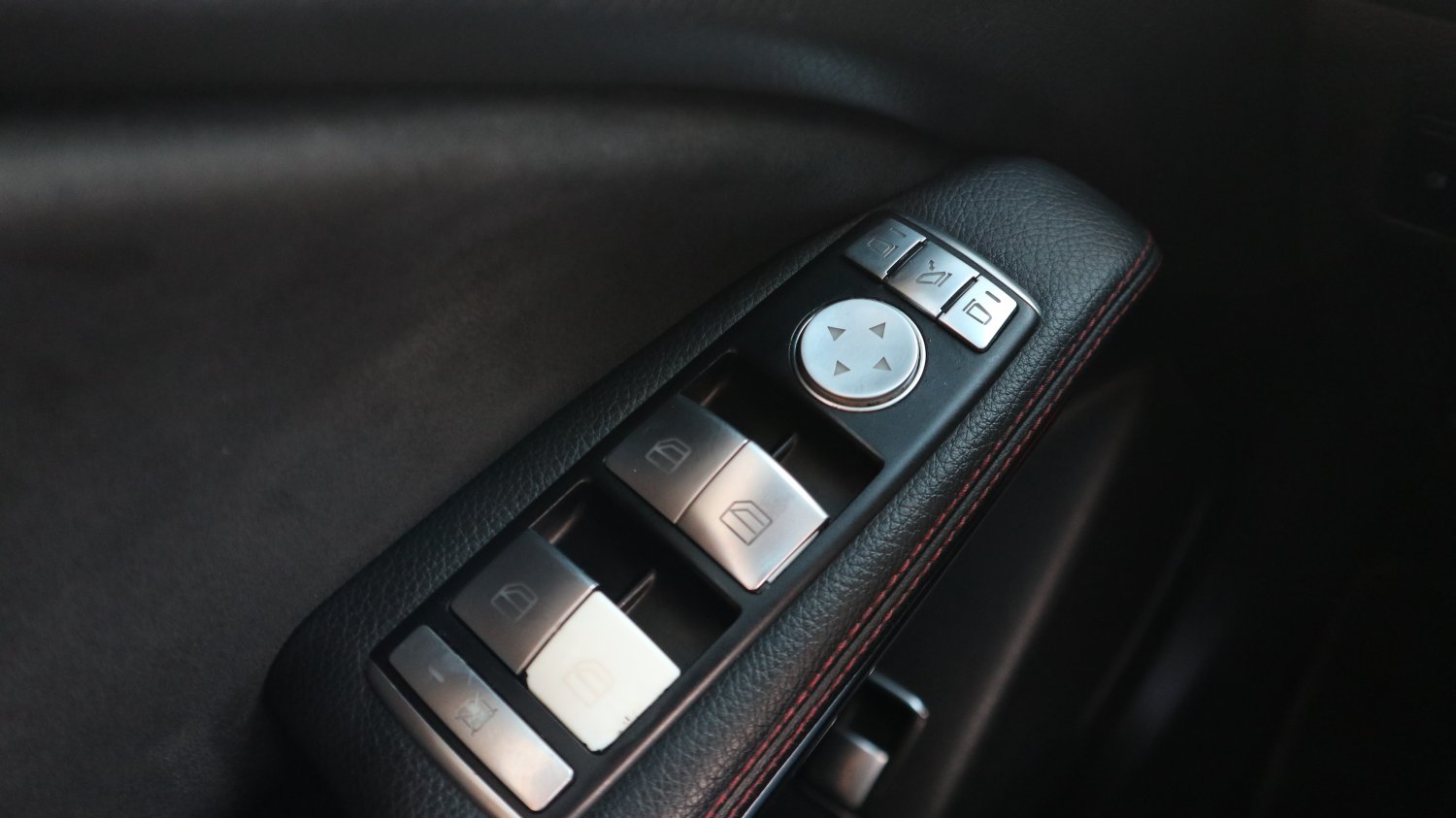 Benz 賓士 ／ CLA-Class ／ 2015年 ／ 2015年 Benz Cla250 總代理 白色 賓士中古車 ／ 車輛外調中