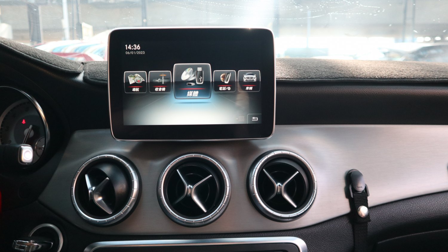 Benz 賓士 ／ CLA-Class ／ 2015年 ／ 2015年 Benz Cla250 總代理 白色 賓士中古車 ／ 車輛外調中