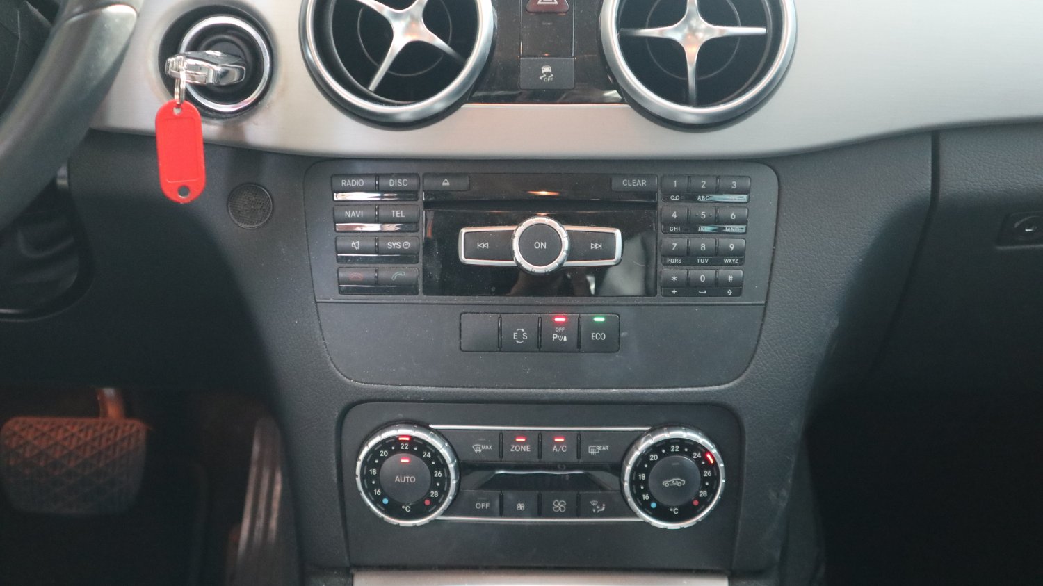 Benz 賓士 ／ GLK-Class ／ 2015年 ／ 2015年 Benz GLK220 白色 賓士休旅車 ／ 九肇匯元汽車 (台南)