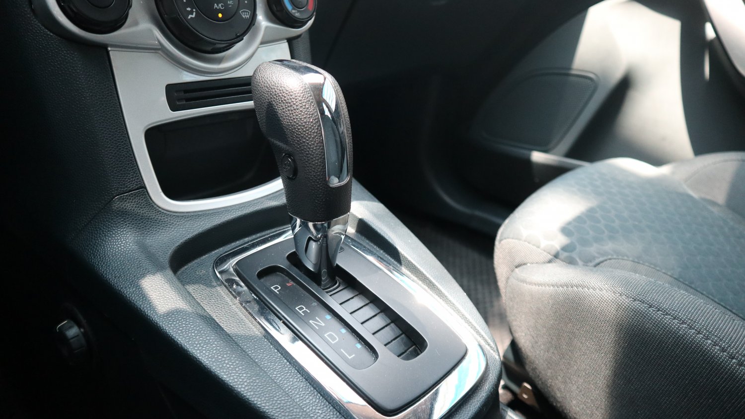 Ford 福特 ／ Fiesta ／ 2012年 ／ 2012年Ford Fiesta 白色 福特中古車 ／ 九肇匯元汽車 (台南)