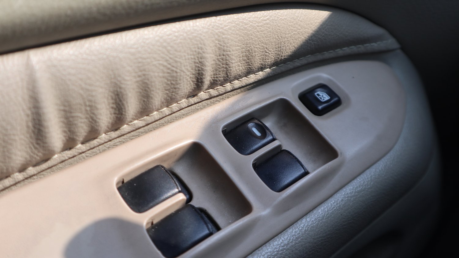 Mitsubishi 三菱 ／ Lancer 菱帥 ／ 2004年 ／ 2004年 Mitsubishi Lancer 白色 三菱中古車 ／ 成交區