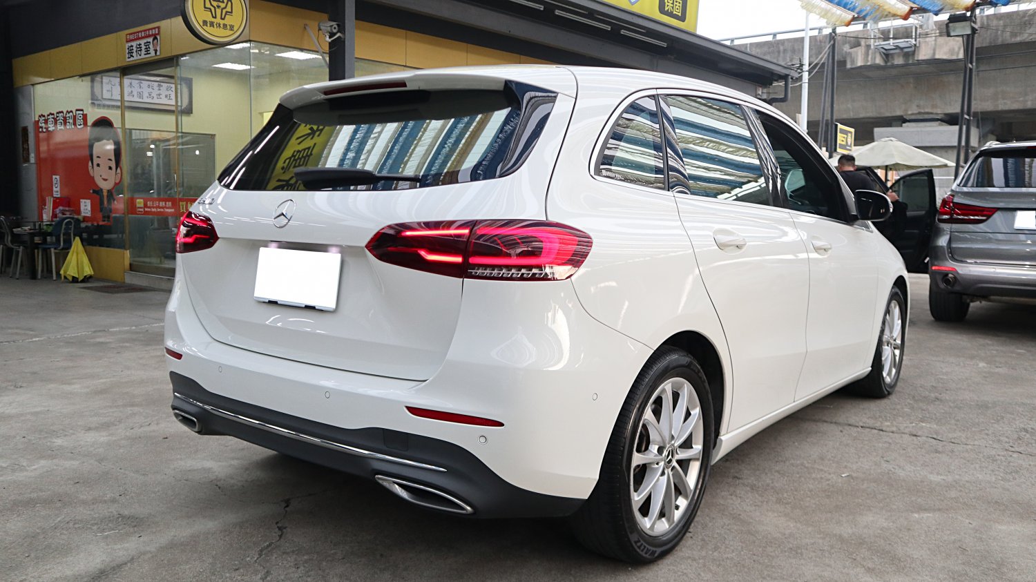 Benz 賓士 ／ B-Class ／ 2019年 ／ 2019年 Benz B200 白色 賓士中古車 ／ 九州欣旺汽車 (台南)