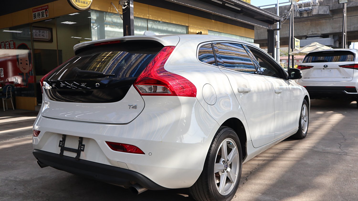 Volvo 富豪 ／ V40 ／ 2013年 ／ 2013年VOLVO V40  白色 富豪中古車 ／ 成交區