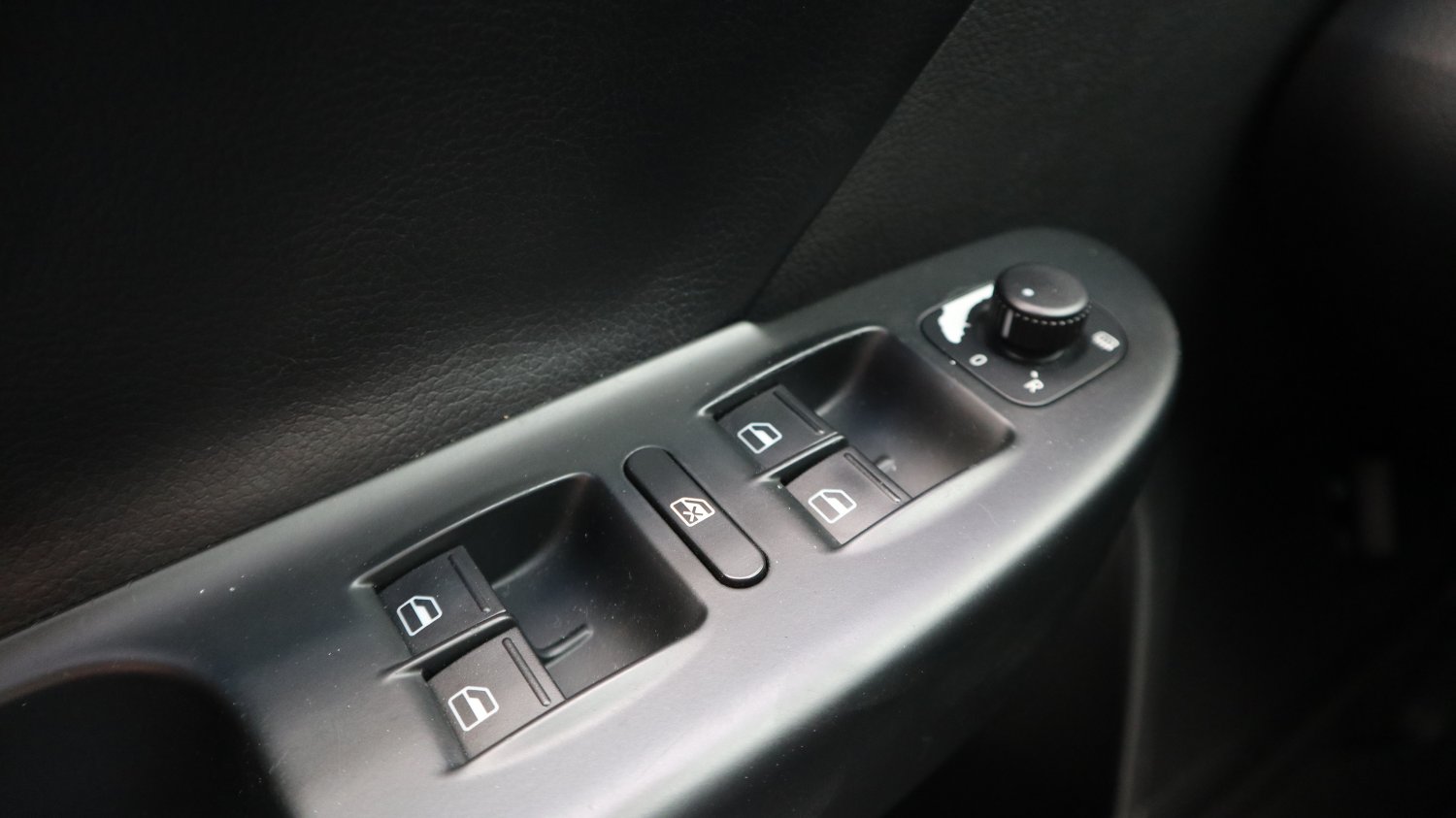 VW 福斯 ／ Passat ／ 2010年 ／ 2010年 VW Passat  銀色 福斯中古車 ／ 九肇匯元汽車 (台南)