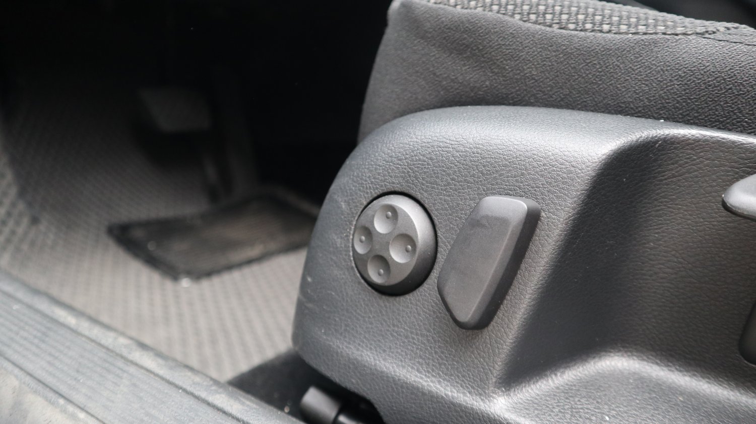 VW 福斯 ／ Passat ／ 2010年 ／ 2010年 VW Passat  銀色 福斯中古車 ／ 九肇匯元汽車 (台南)