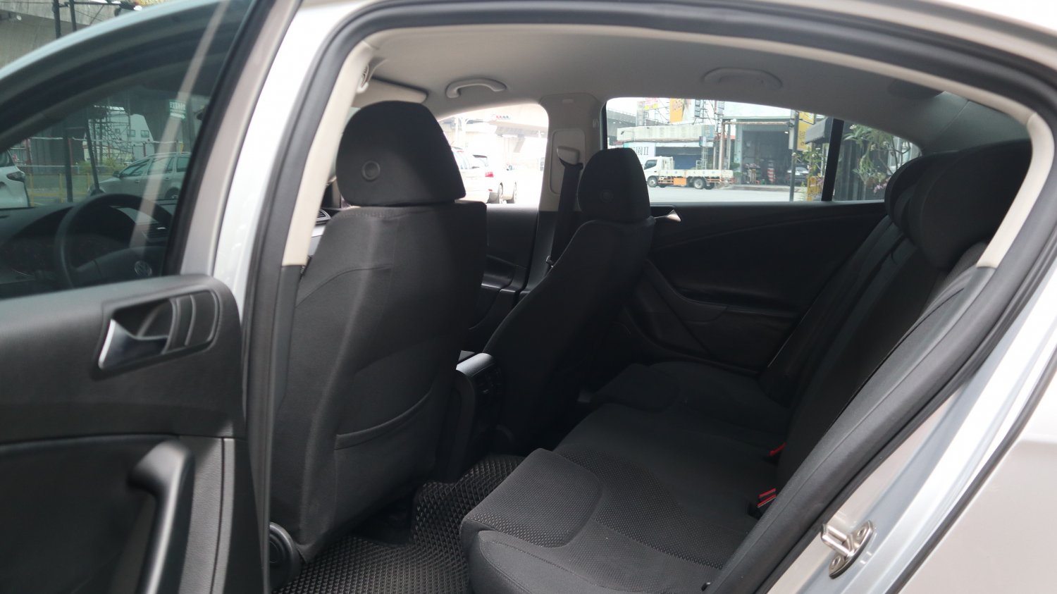 VW 福斯 ／ Passat ／ 2010年 ／ 2010年 VW Passat  銀色 福斯中古車 ／ 九肇匯元汽車 (台南)