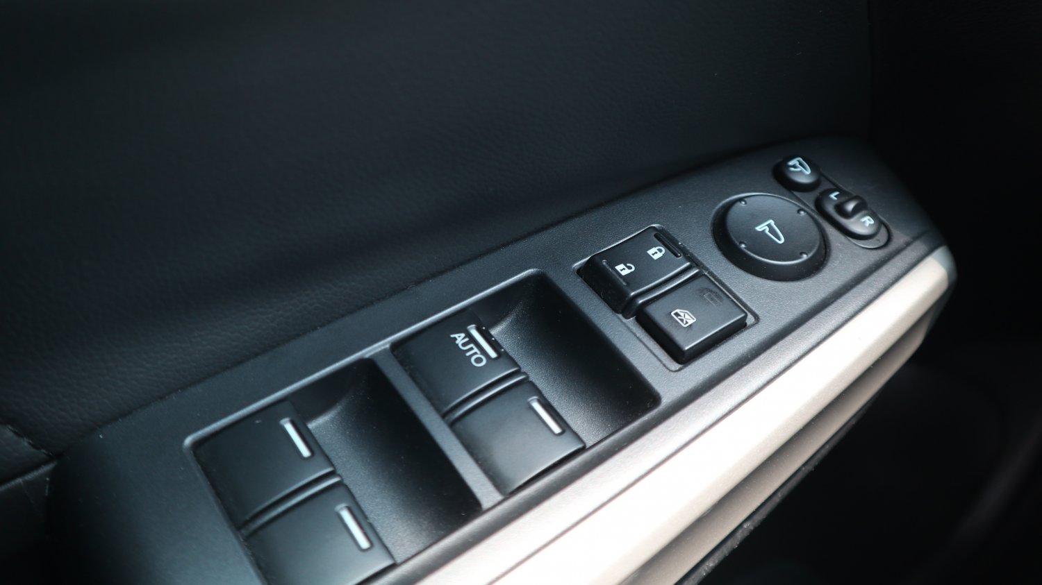 Honda 本田 ／ Accord ／ 2011年 ／ 2011年 Honda Accord 黑色 本田中古車 ／ 九肇匯元汽車 (台南)
