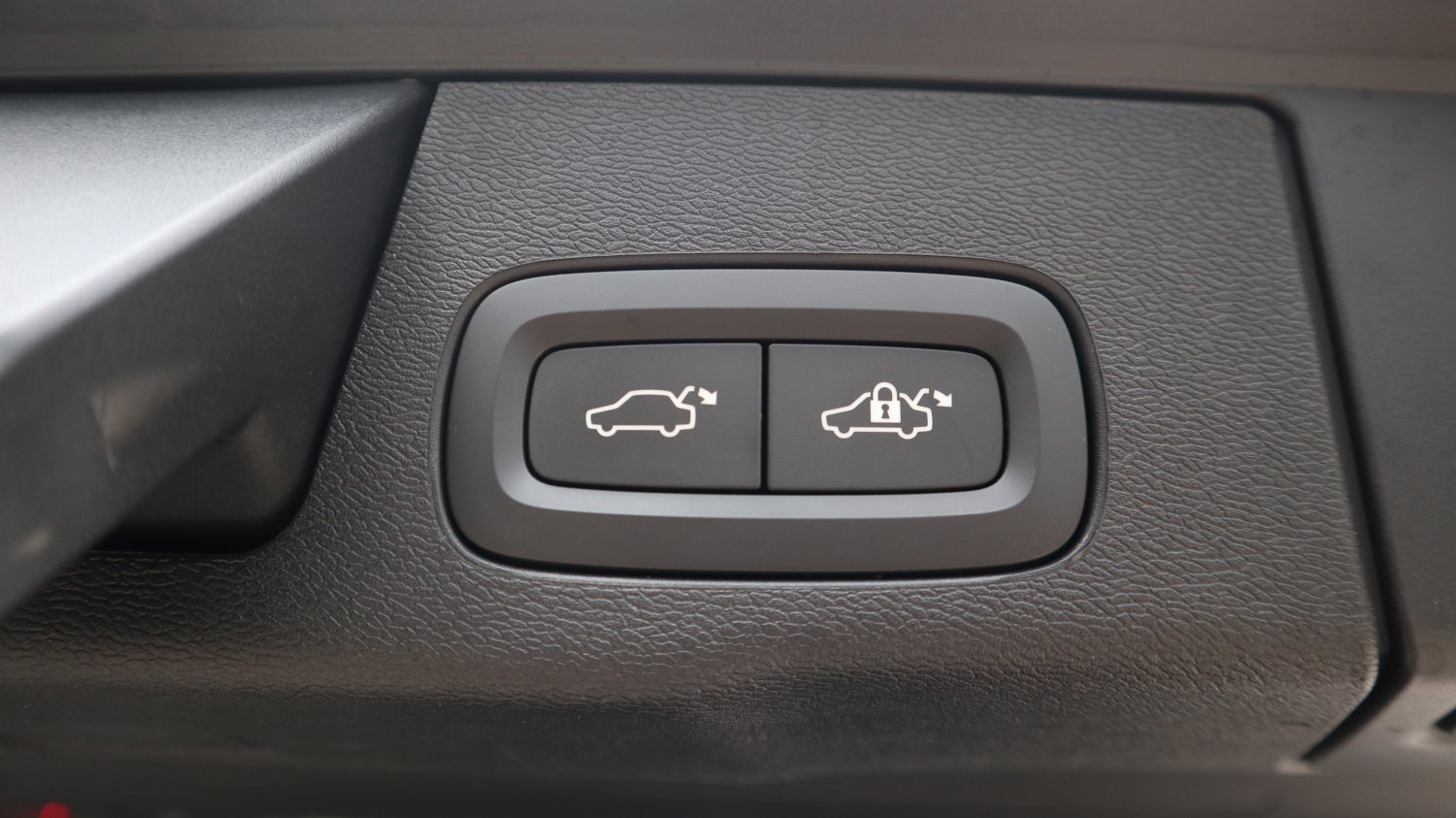 Volvo 富豪 ／ XC60 ／ 2019年 ／ 2019年VOLVO XC60 銀色 富豪中古車 ／ 九肇匯元汽車 (台南)