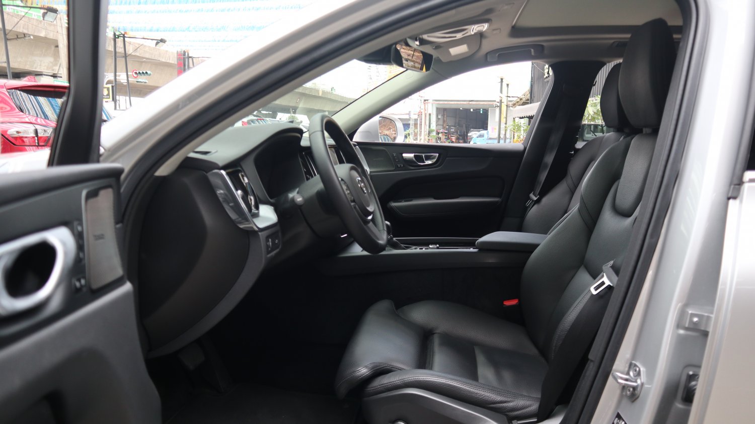 Volvo 富豪 ／ XC60 ／ 2019年 ／ 2019年VOLVO XC60 銀色 富豪中古車 ／ 九肇匯元汽車 (台南)