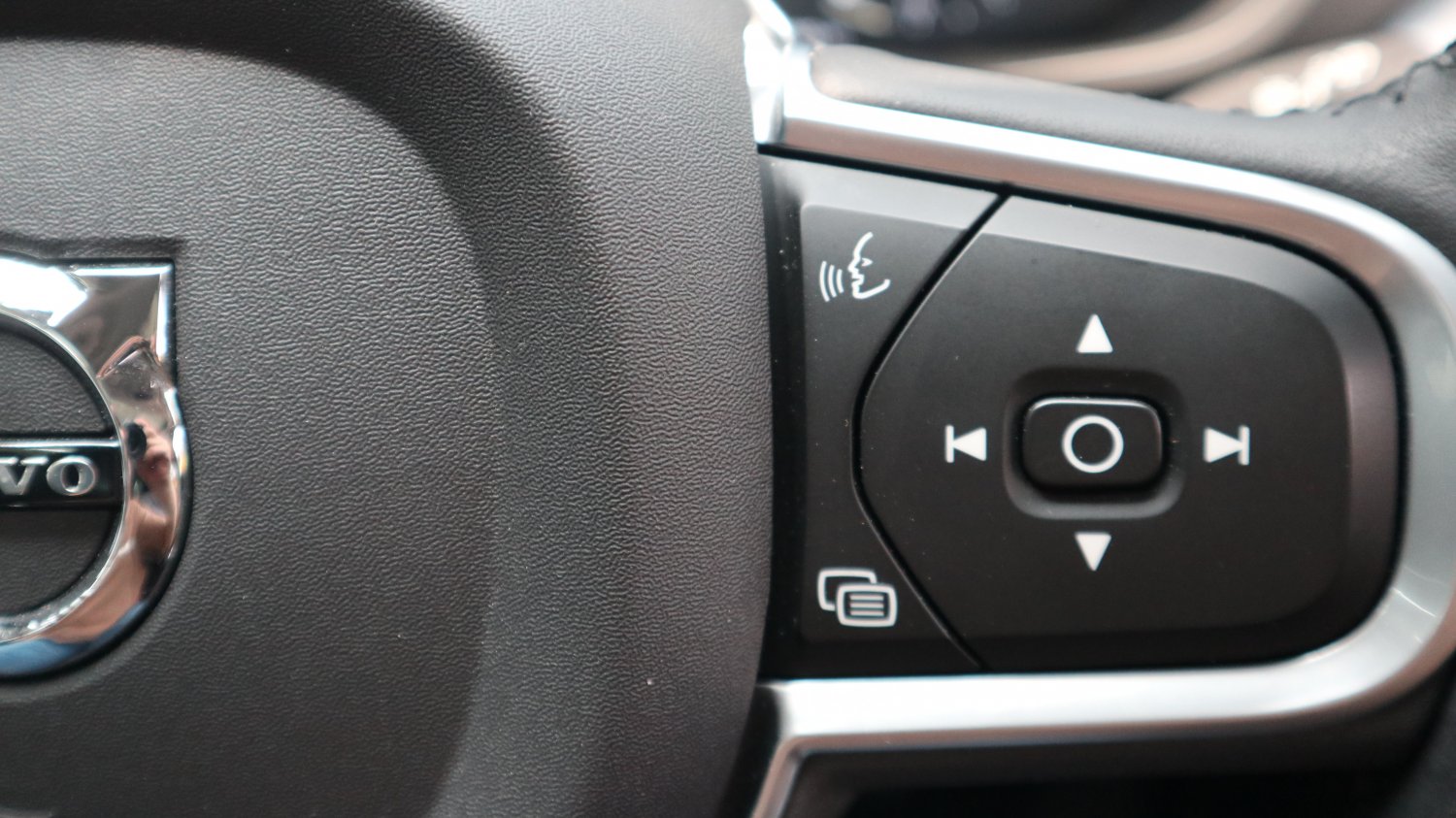 Volvo 富豪 ／ XC60 ／ 2019年 ／ 2019年VOLVO XC60 銀色 富豪中古車 ／ 九肇匯元汽車 (台南)
