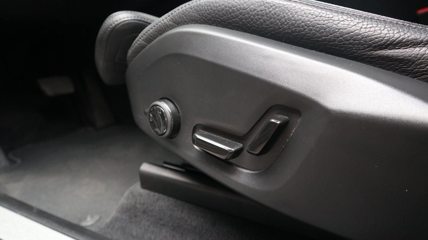 Volvo 富豪 ／ XC60 ／ 2019年 ／ 2019年VOLVO XC60 銀色 富豪中古車 ／ 九肇匯元汽車 (台南)