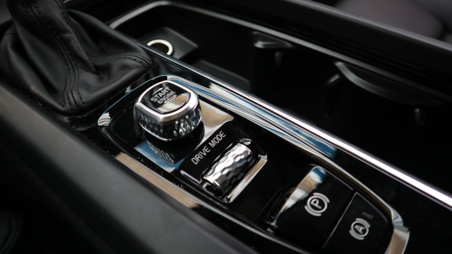 Volvo 富豪 ／ XC60 ／ 2019年 ／ 2019年VOLVO XC60 銀色 富豪中古車 ／ 九肇匯元汽車 (台南)
