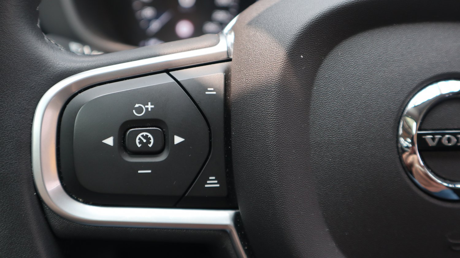 Volvo 富豪 ／ XC60 ／ 2019年 ／ 2019年VOLVO XC60 銀色 富豪中古車 ／ 九肇匯元汽車 (台南)