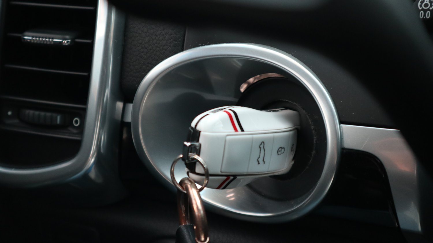 Porsche 保時捷 ／ Cayenne ／ 2014年 ／ 2014年Porsche Cayenne 黑色 保時捷中古車 ／ 成交區