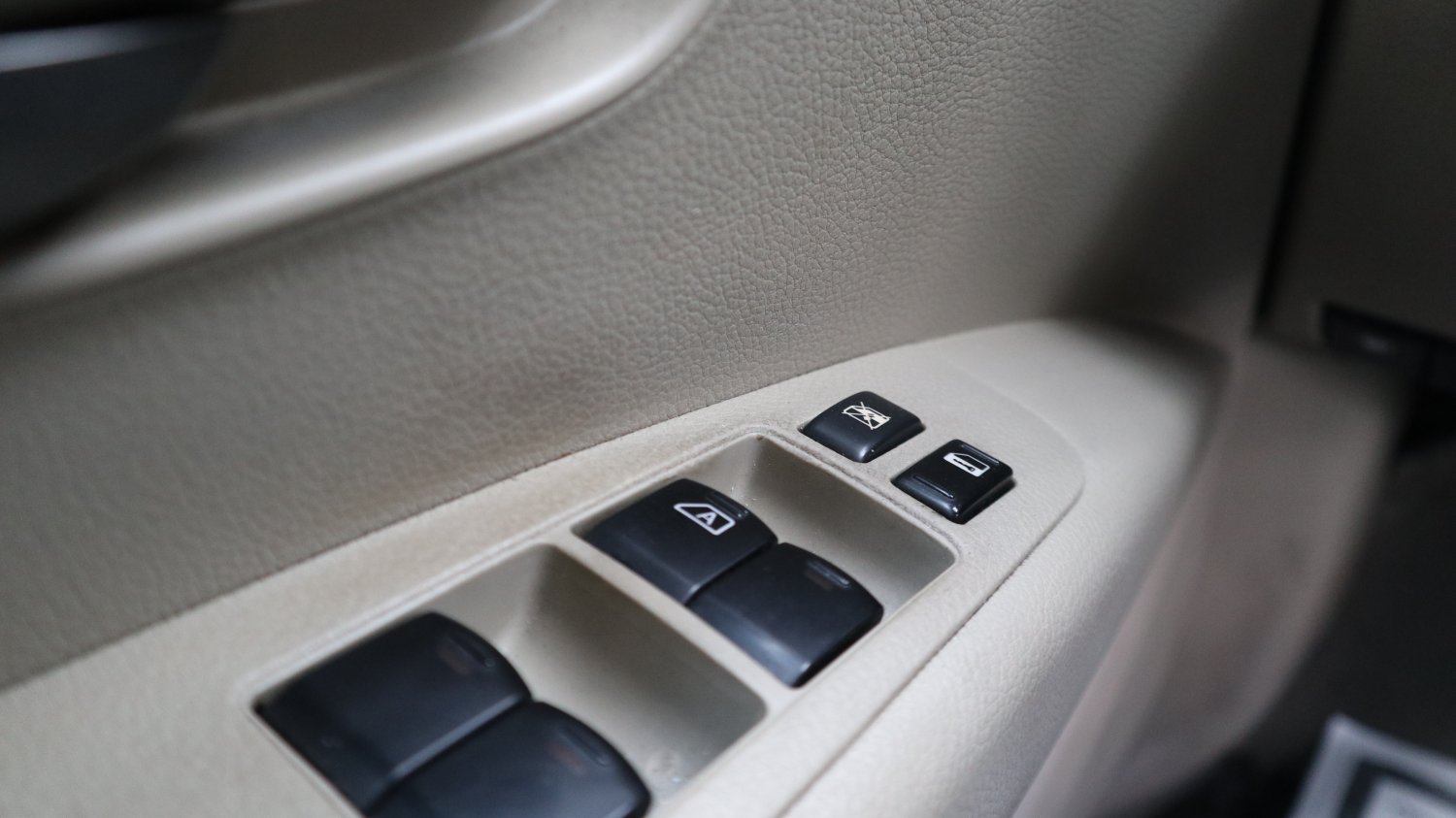 Nissan 日產 ／ Livina ／ 2010年 ／ 2010年Nissan Livina 銀色 日產中古車 ／ 成交區