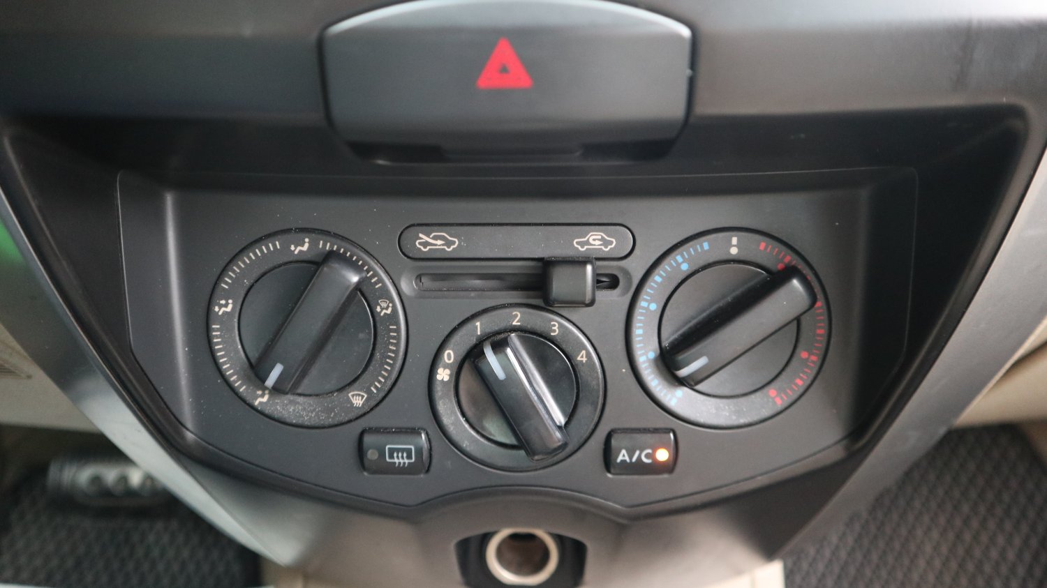Nissan 日產 ／ Livina ／ 2010年 ／ 2010年Nissan Livina 銀色 日產中古車 ／ 成交區