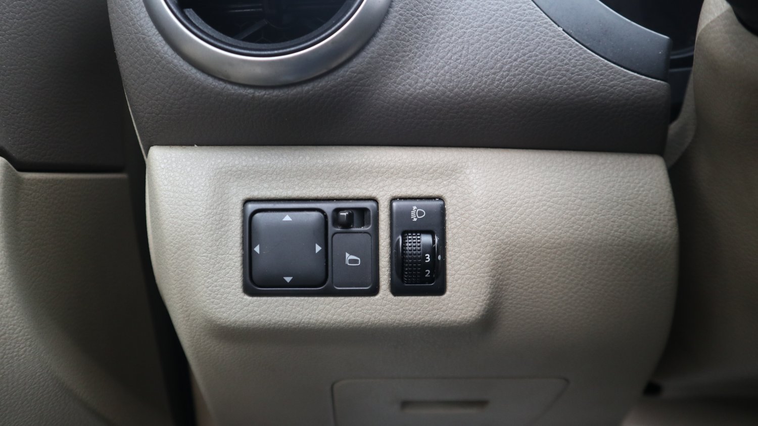Nissan 日產 ／ Livina ／ 2010年 ／ 2010年Nissan Livina 銀色 日產中古車 ／ 成交區