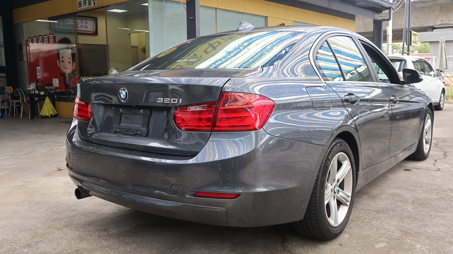 Bmw 寶馬 ／ 3-Series ／ 2015年 ／ 2015年BMW 320I 灰色 寶馬中古車 ／ 九肇匯元汽車 (台南)
