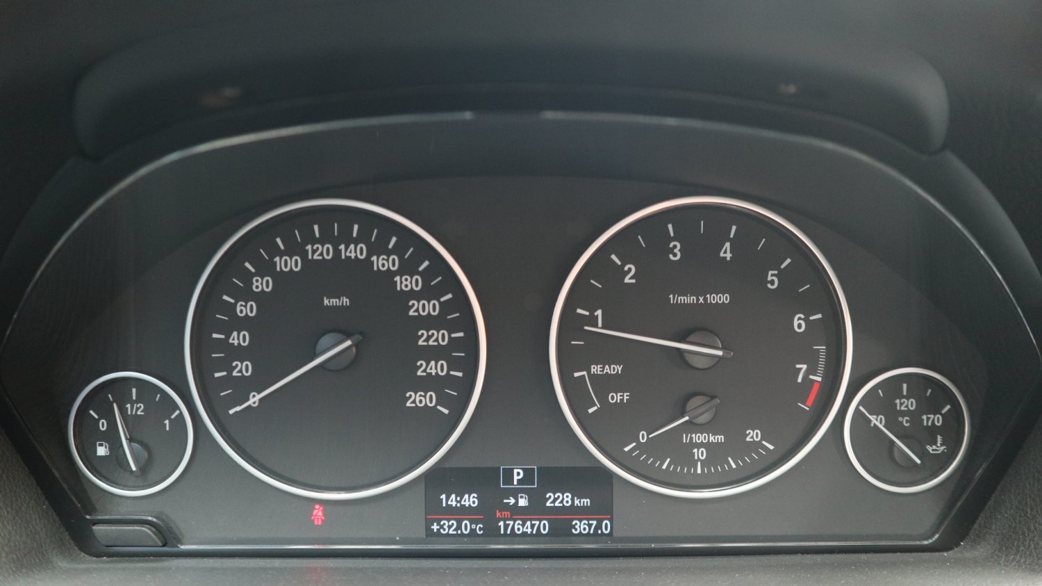 Bmw 寶馬 ／ 3-Series ／ 2015年 ／ 2015年BMW 320I 灰色 寶馬中古車 ／ 九肇匯元汽車 (台南)
