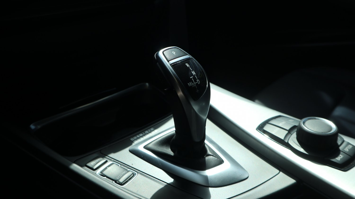 Bmw 寶馬 ／ 3-Series ／ 2015年 ／ 2015年BMW 320I 灰色 寶馬中古車 ／ 九肇匯元汽車 (台南)