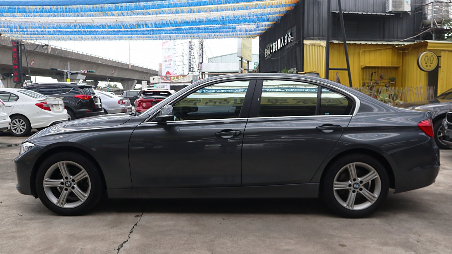 Bmw 寶馬 ／ 3-Series ／ 2015年 ／ 2015年BMW 320I 灰色 寶馬中古車 ／ 九肇匯元汽車 (台南)