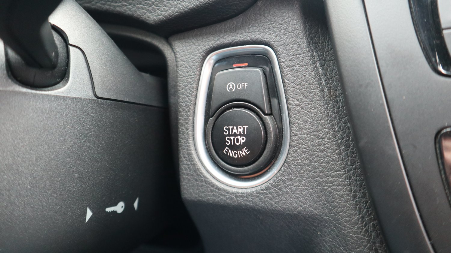 Bmw 寶馬 ／ 3-Series ／ 2015年 ／ 2015年BMW 320I 灰色 寶馬中古車 ／ 九肇匯元汽車 (台南)