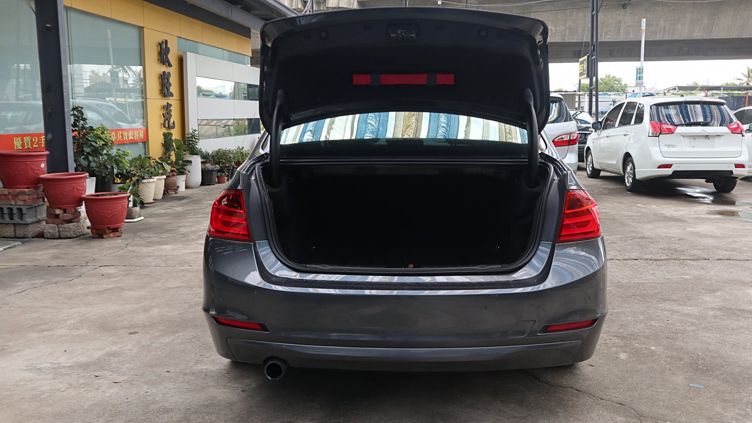 Bmw 寶馬 ／ 3-Series ／ 2015年 ／ 2015年BMW 320I 灰色 寶馬中古車 ／ 九肇匯元汽車 (台南)