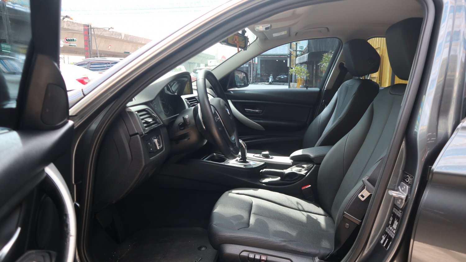 Bmw 寶馬 ／ 3-Series ／ 2015年 ／ 2015年BMW 320I 灰色 寶馬中古車 ／ 九肇匯元汽車 (台南)