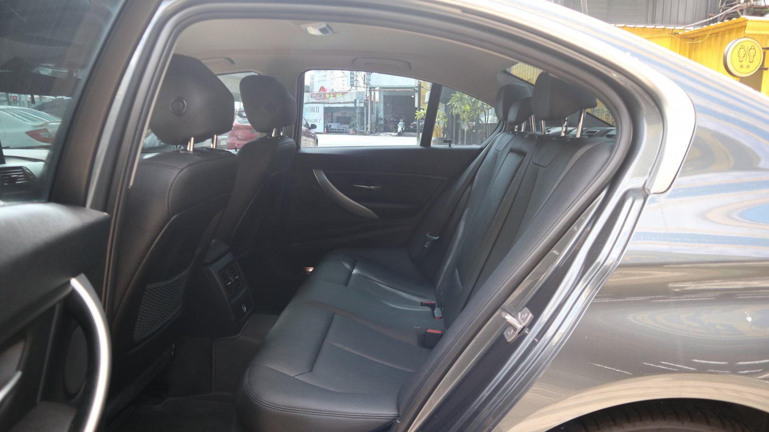 Bmw 寶馬 ／ 3-Series ／ 2015年 ／ 2015年BMW 320I 灰色 寶馬中古車 ／ 九肇匯元汽車 (台南)