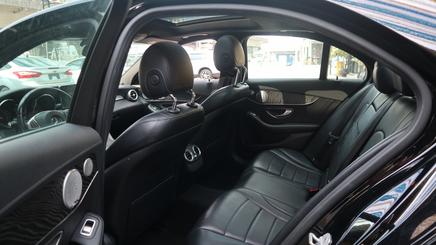 Benz 賓士 ／ C-Class ／ 2015年 ／ 2015年Benz C300 黑色 AMG 賓士中古車 ／ TA北安店(台南)
