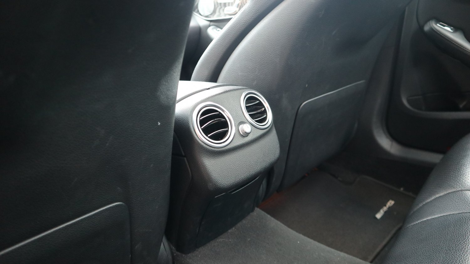 Benz 賓士 ／ C-Class ／ 2015年 ／ 2015年Benz C300 黑色 AMG 賓士中古車 ／ TA北安店(台南)
