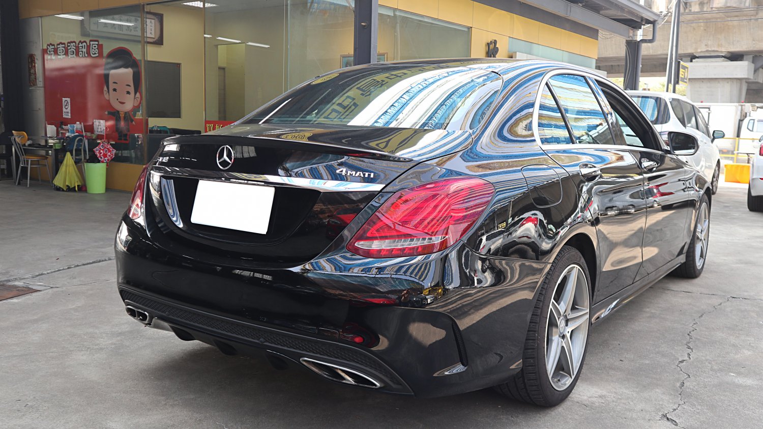 Benz 賓士 ／ C-Class ／ 2015年 ／ 2015年Benz C300 黑色 AMG 賓士中古車 ／ TA北安店(台南)