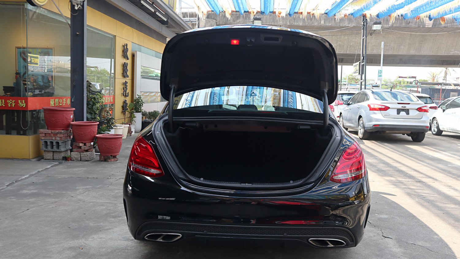 Benz 賓士 ／ C-Class ／ 2015年 ／ 2015年Benz C300 黑色 AMG 賓士中古車 ／ TA北安店(台南)
