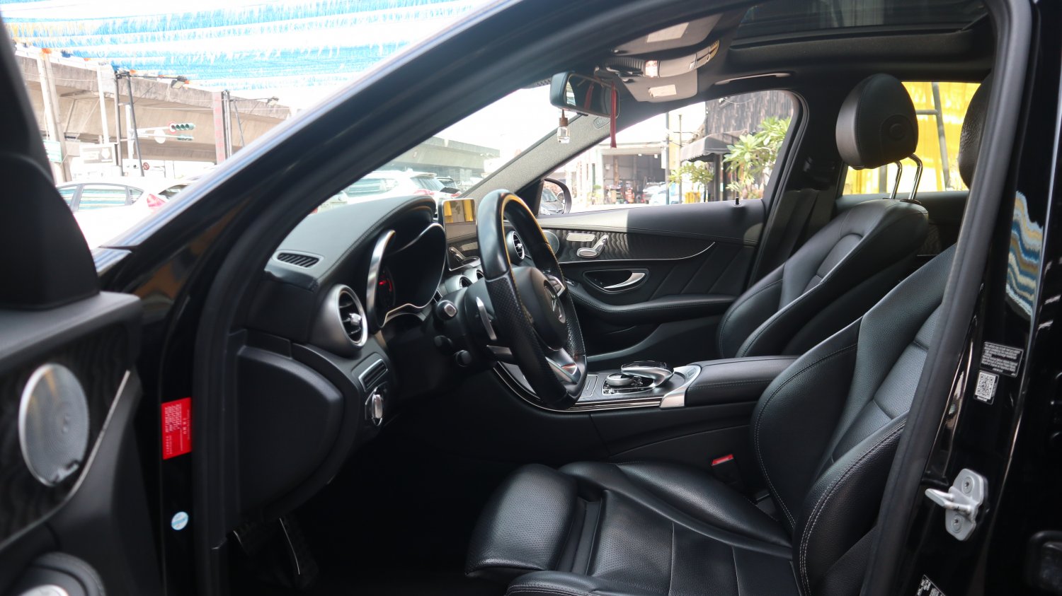 Benz 賓士 ／ C-Class ／ 2015年 ／ 2015年Benz C300 黑色 AMG 賓士中古車 ／ TA北安店(台南)